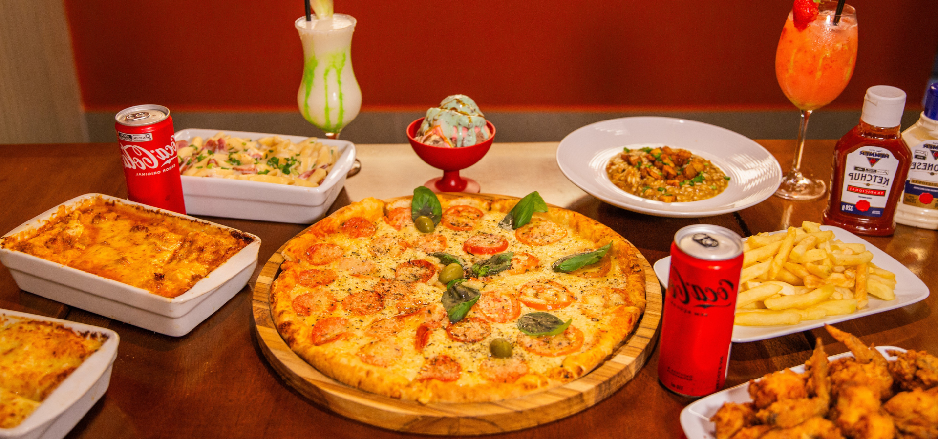 Mesa com pizzas e pratos do rodízio do restaurante Don Dito